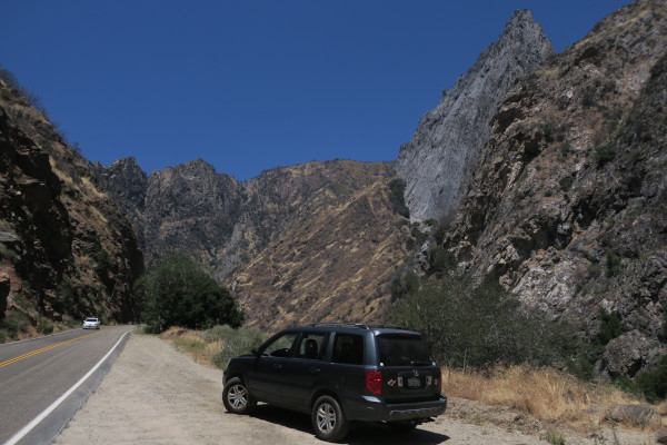 photo from the road into kings canyon